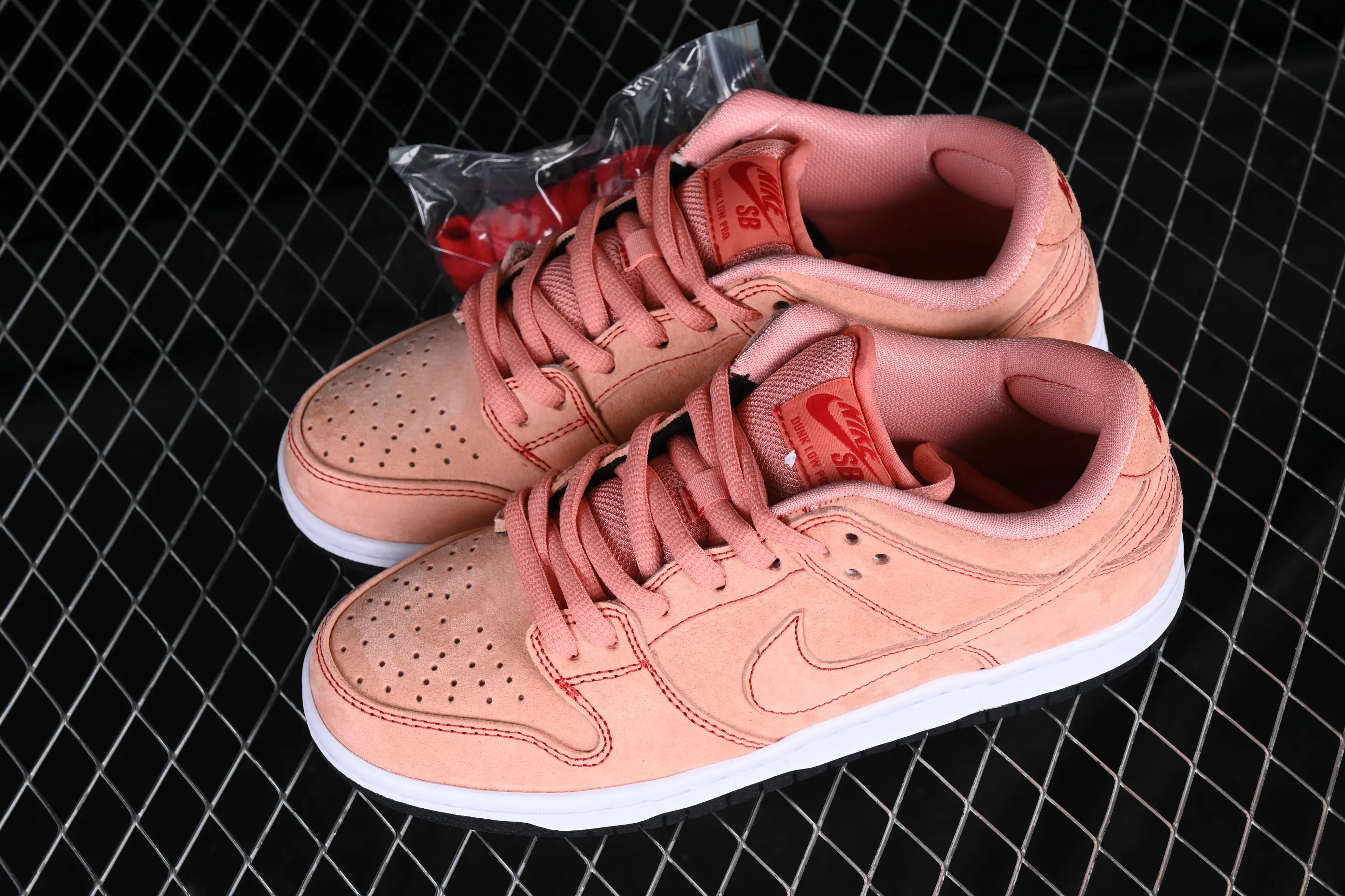 All Categories Nk SB Dunk Series Nk SB Dunk Low low-top sneakers NK SB Dunk Low "Pink" suede pink salmon pink and white suede smashed backboard fashion casual sneakers CV1655-600